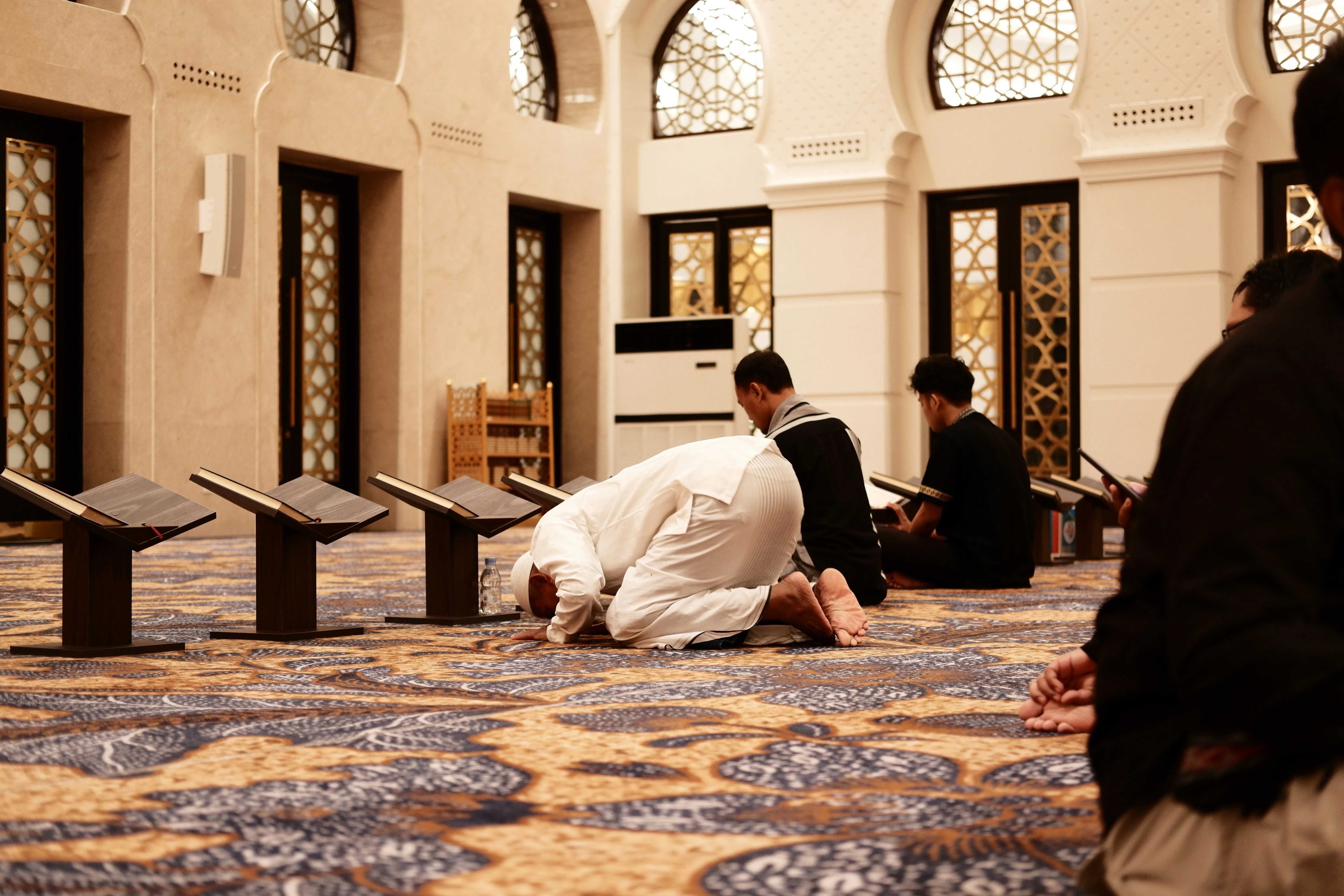 image about أثر الصلاة على طمأنينة النفس.. ملاذ الروح من هموم الحياة
