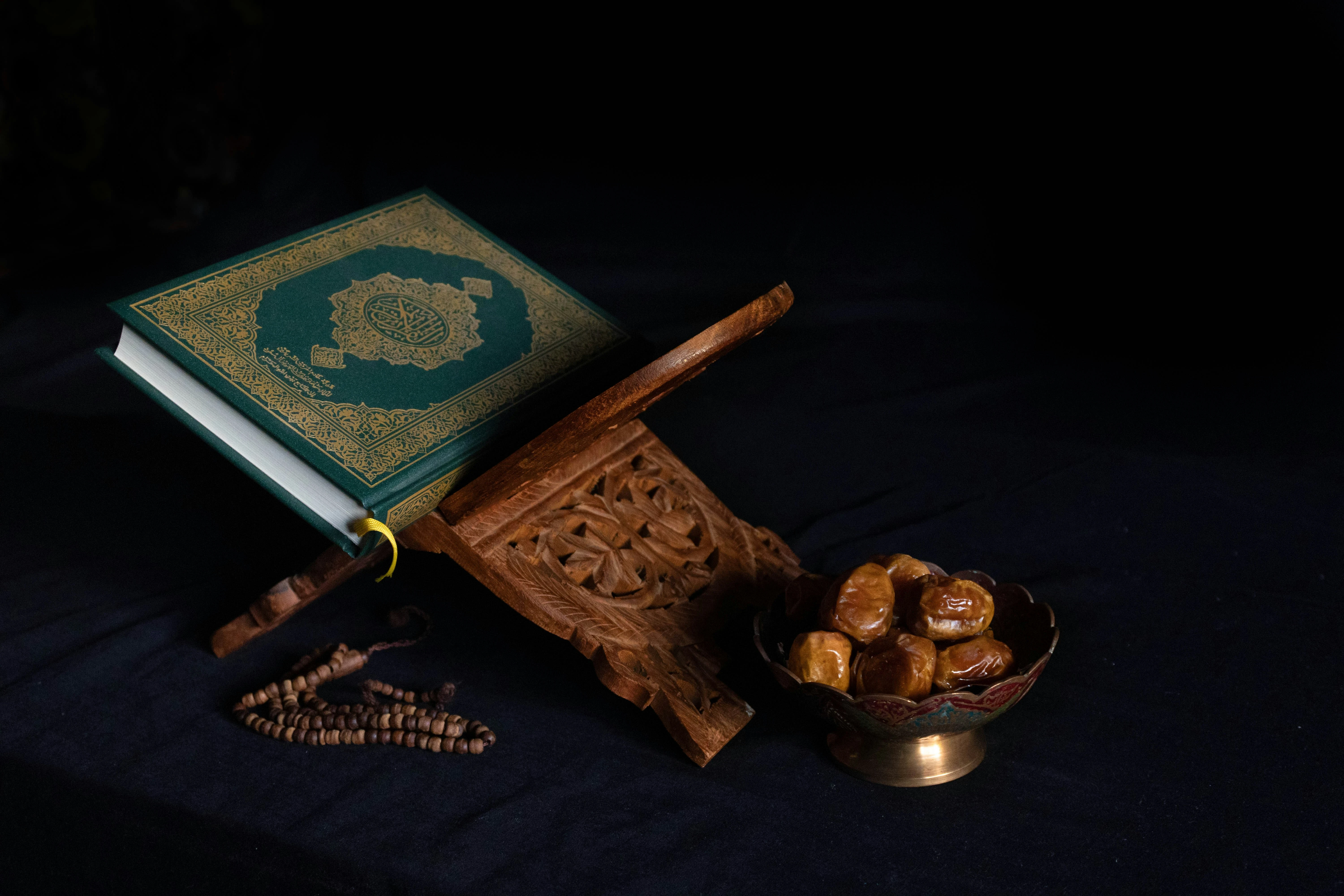 image about القرآن الكريم: كيف يضيء دروب حياتنا اليومية؟ 📖🌟