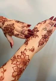image about الحناء البلدي… سرّ الجمال الطبيعي وسحر المرأة الصحي والجمالي
