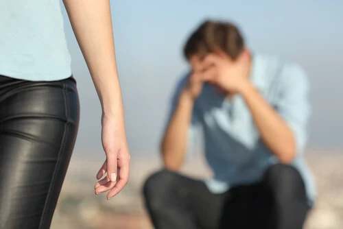 image about عندما يحدث الألم بعد الانفصال العاطفي