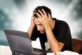 image about القلق الصامت، حين تبتسم في الخارج بينما تغرق في الداخل.