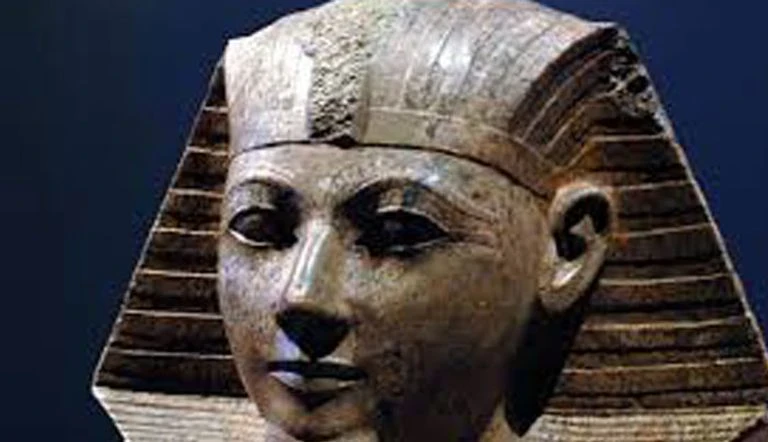 image about سننموت: مهندس الدير البحري وركيزة حكم الملكة حتشبسوت