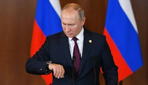 image about لماذا قال بوتين: «أعطني شرفك… أعطِك ساعة»؟ قصّة رمزية عن الوطن