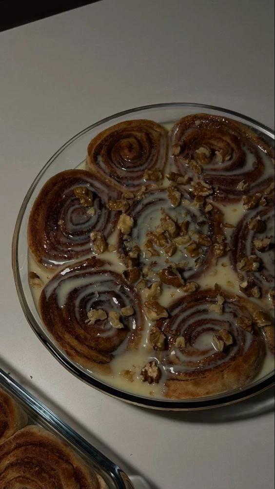 image about “طريقة عمل السينابون في المنزل بقوام هش وصوص كريمي”،