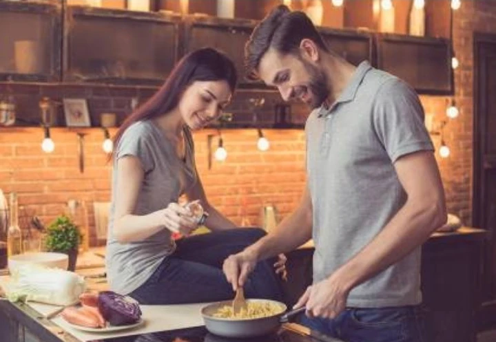 image about هل يجب على الزوجة أن تطبخ لزوجها؟ بين العُرف والواجب الشرعي