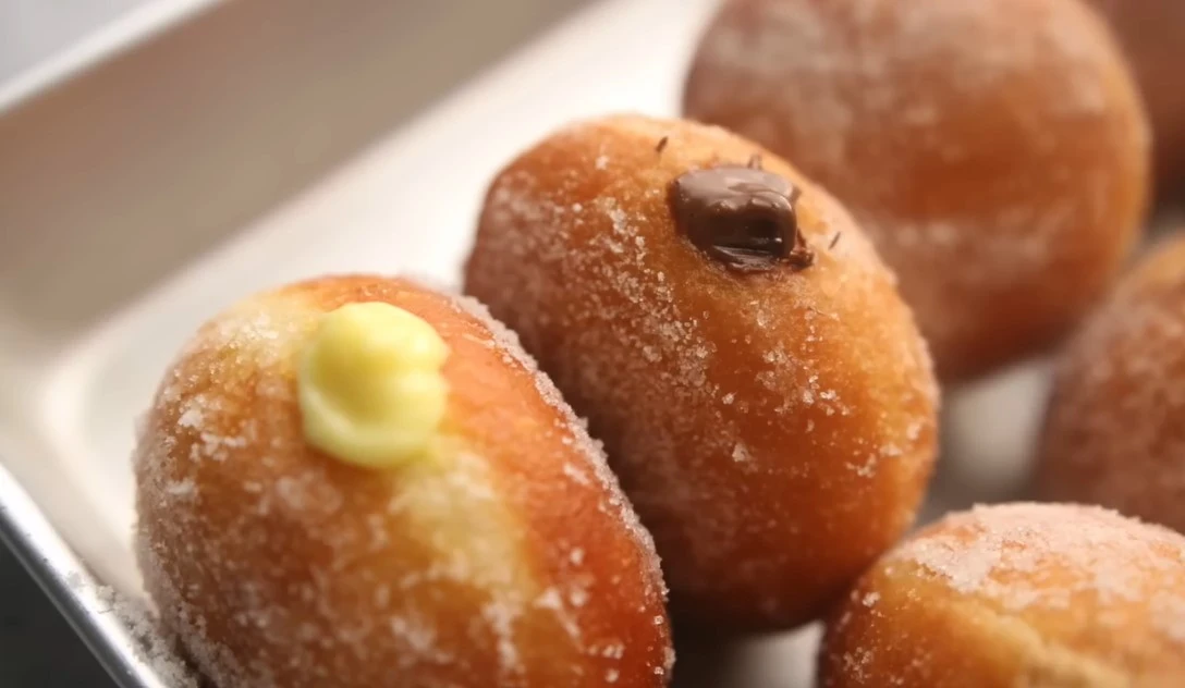 image about دليل شامل لعمل الدونتس المحشية مع أفضل أفكار الحشوات (كاسترد – شوكولاتة – لوتس)