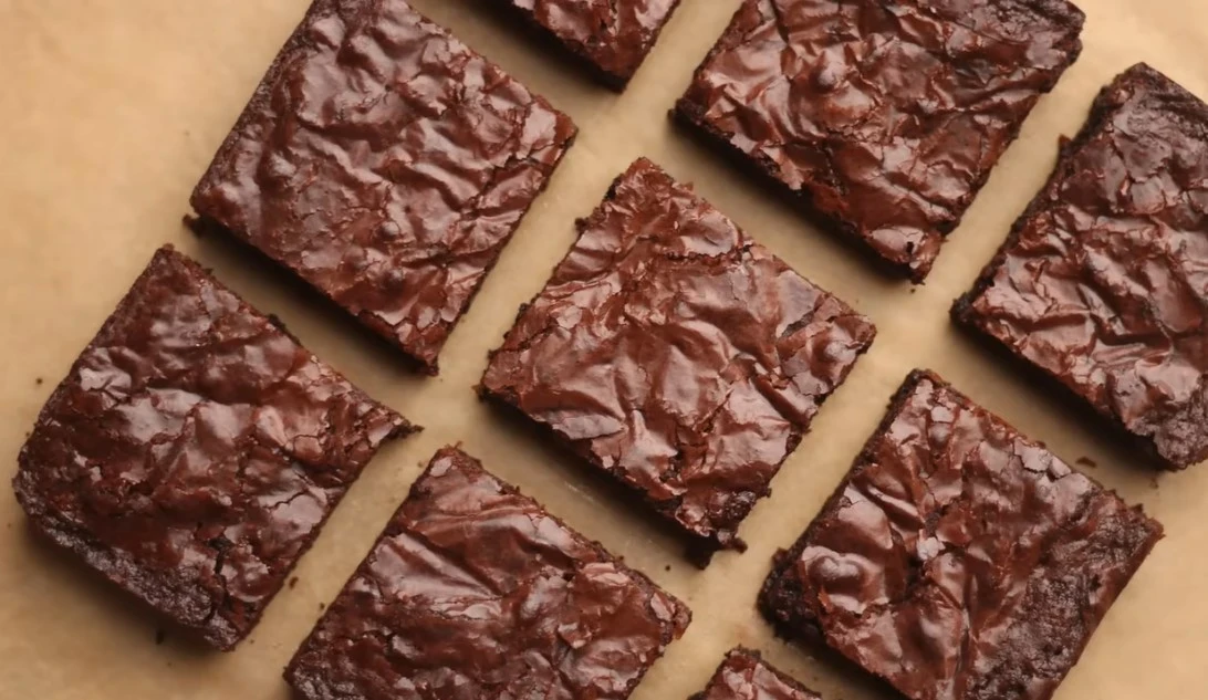 image about وصفة براونيز شوكولاتة سهلة وسريعة | تعلمي طريقة عمل البراونيز الطرية والقوية في النكهة بنتيجة مضمونة 100%