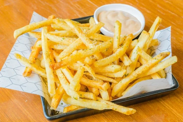 image about 🍟 طريقة عمل البطاطس الفرايز المقرمشة في البيت بسهولة وأسرار المطاعم
