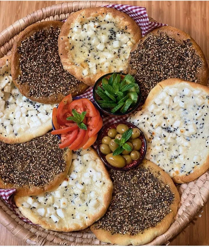 image about المعجّنات بين التراث والحداثة… رحلة نكهة عالمية وتألّق المناقيش العربية