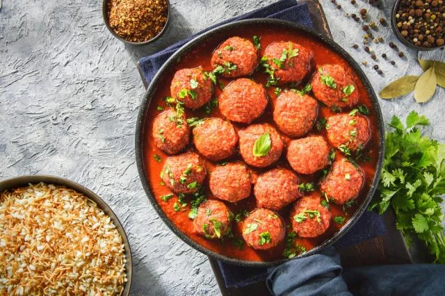 image about 🍽️ طريقة عمل الكفتة بالصينية باللحم وجبن الموزاريلا والشيدر — وصفة عائلية غنية ولذيذة