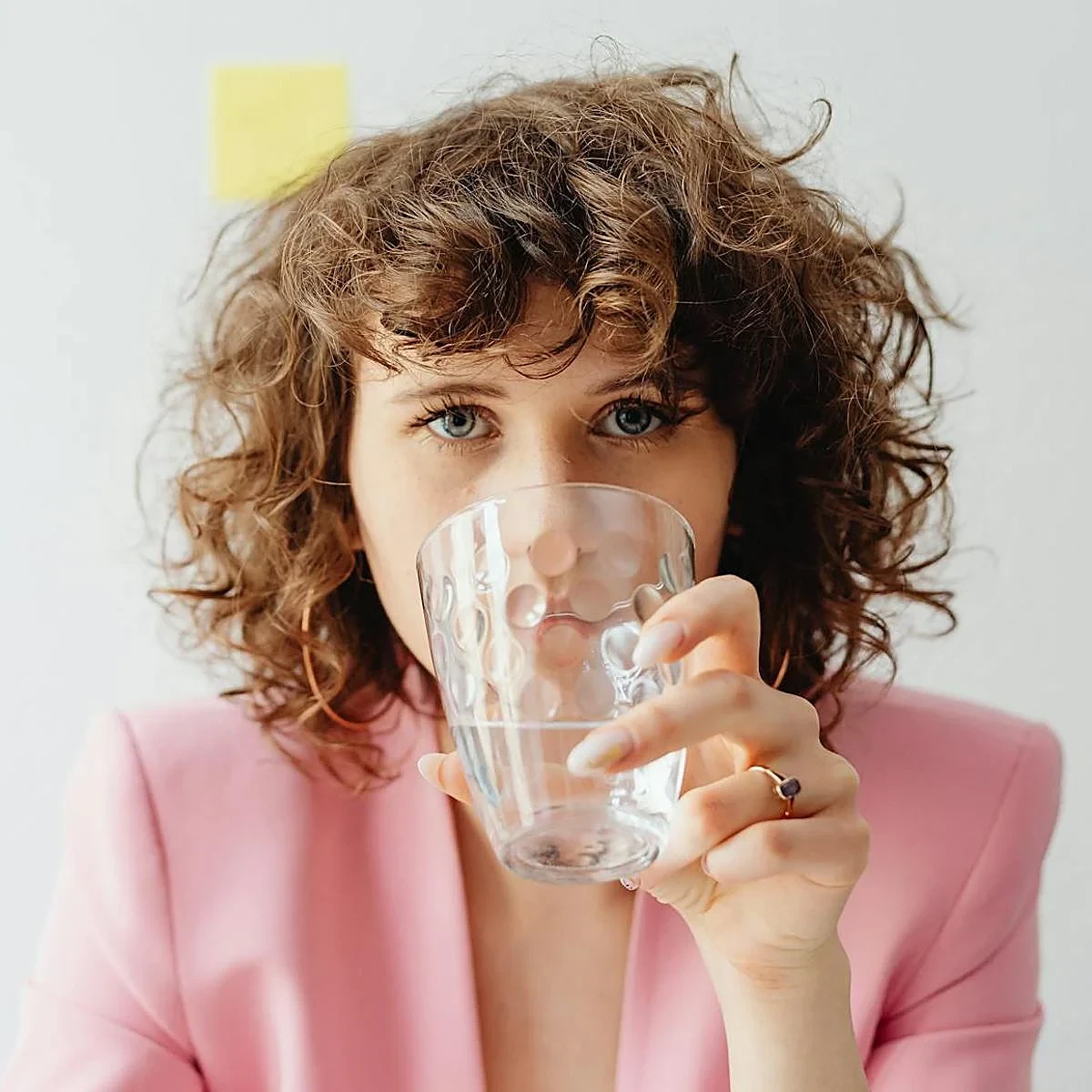 image about لماذا ليس من الطبيعي شرب كوبين من الماء في كل وجبة ؟