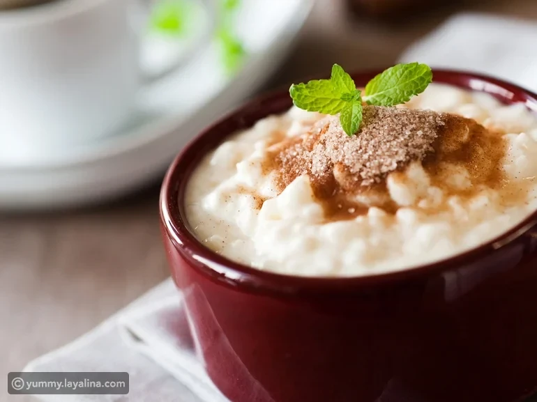 image about 🍑🍚 طريقة عمل بودينغ تايلندي بالأرزّ والدرّاق حلوى آسيوية كريمية بنكهة استوائية فاخرة