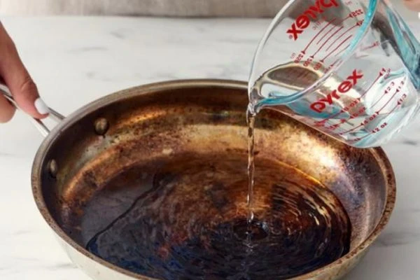 image about وداعا للدهون الصعبة: أفضل طرق تنظيف الأواني المحروقة بمكونات من مطبخك في 2026