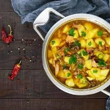 image about 🍠 يخنة البطاطا الحلوة الأفريقية مع الفاصوليا الحمراء -  طبق نباتي غني بالنكهة والفوائد 🌶️🥣