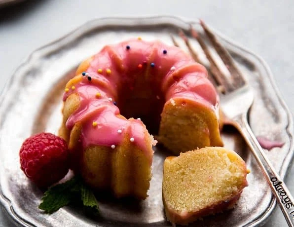 image about 🍰 ميني باوند كيك فانيليا وصفة منزلية سهلة بطعم غني وقوام ناعم 🍦☕