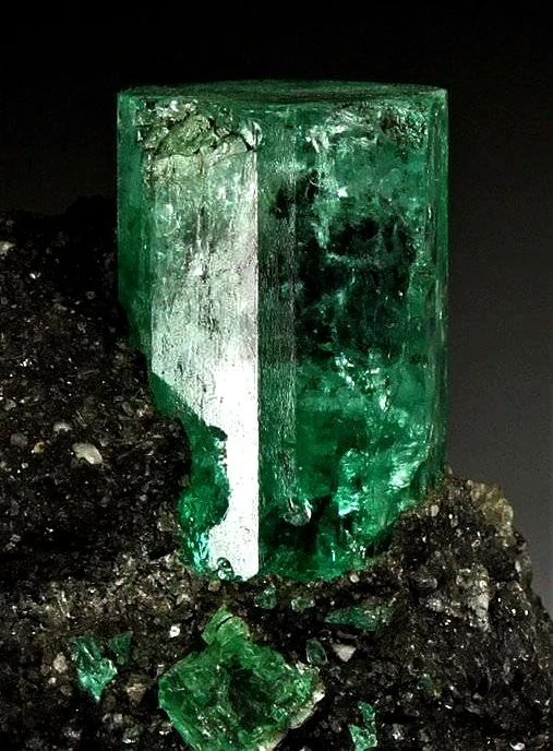 image about الزبرجد… بهاء البحر ونسيم الجزر الدافئة