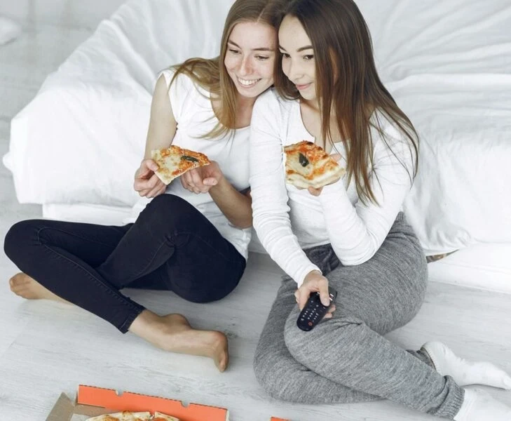 image about تناول العشاء أثناء مشاهدة مسلسلاتك المفضلة يجعلك سمينا: المزيج المثالي لإرسال نظامك الغذائي إلى زيادة السرعة
