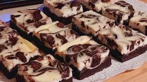 image about 🧁 مافن براونيز بالجبن -  حلوى فاخرة تجمع بين الشوكولاتة والجبن 🧀🍫