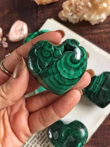 image about حجر الملاكيت: فوائده، خصائصه، أنواعه، استخداماته، وكيفية تمييزه عن التقليد