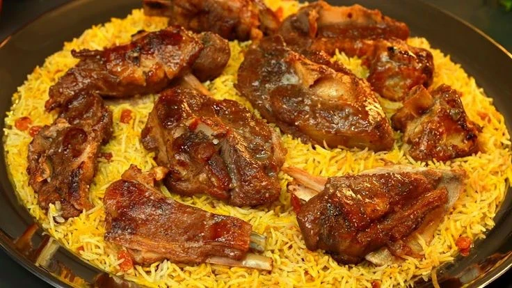 image about 🍖 مندي اللحم الأصلي: طريقة التحضير في البيت بطعم المطاعم الخليجية