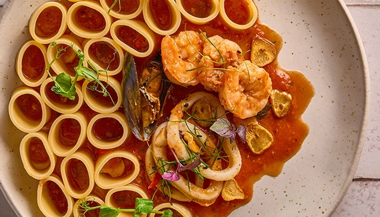 image about 🍝 مكرونة كالاماراتا - وصفة إيطالية أنيقة بطعم بحري غني 🦑🍅