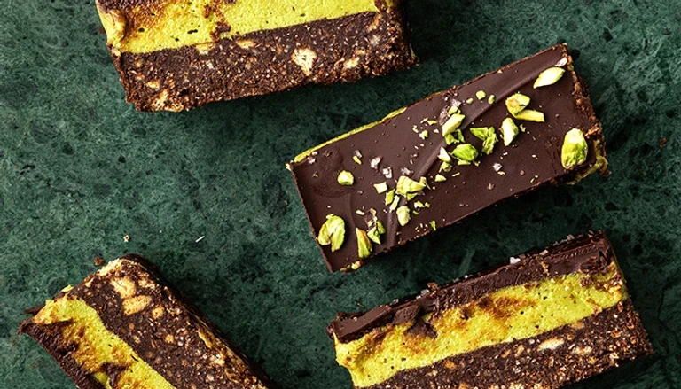 image about 🍫 ألواح الشوكولاتة والفستق الحلبي-  حلوى فاخرة تجمع بين الغنى والقرمشة 💚✨