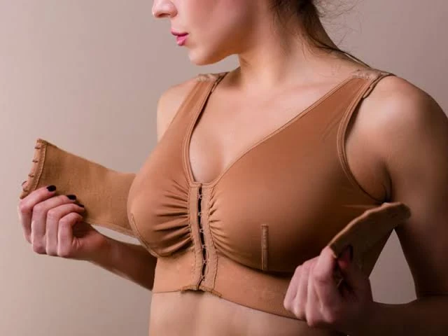 image about  إذا كانت حمالة الصدر النائمة فعالة ضد تجاعيد الصدر وخط العنق