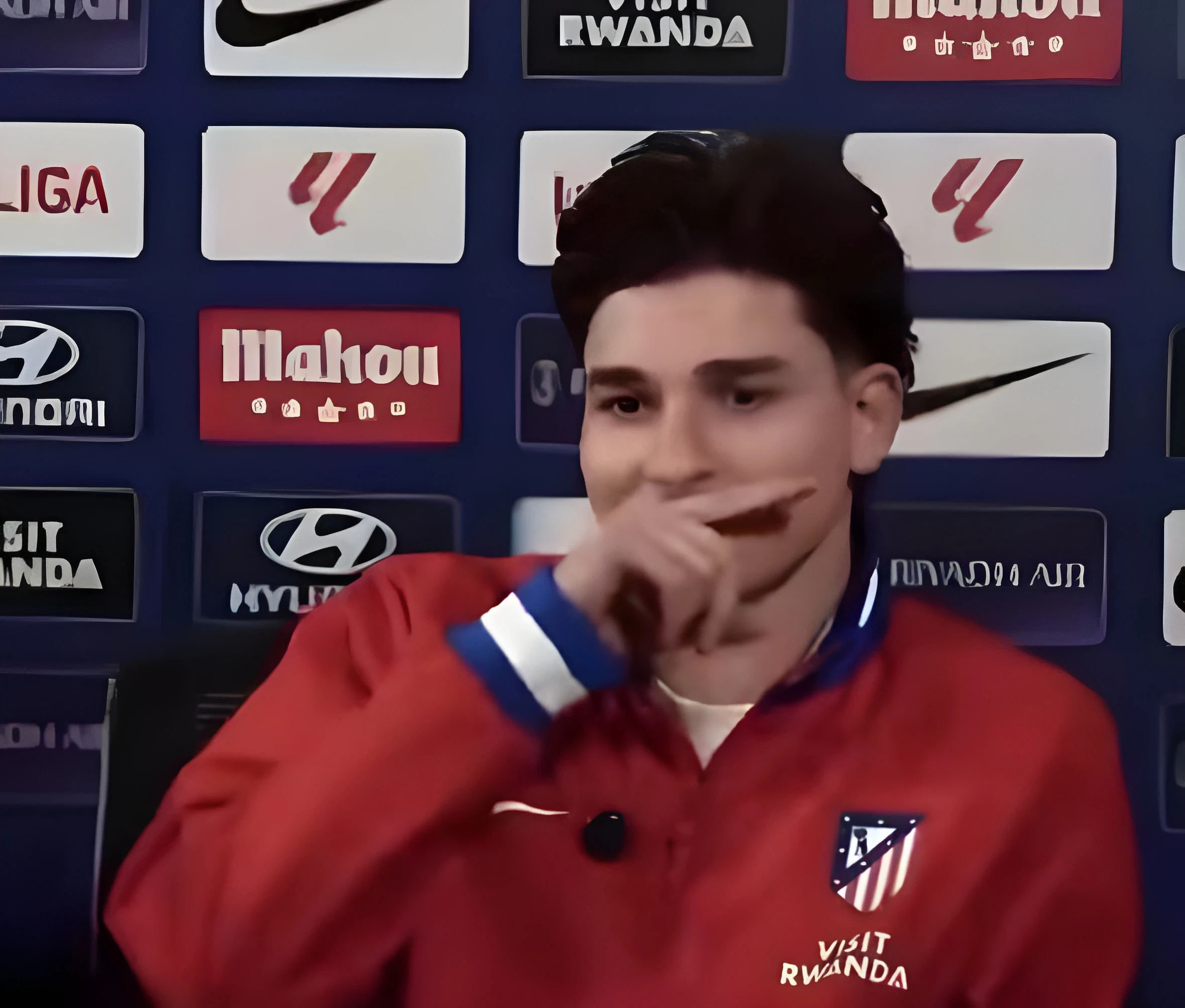 image about الفاريز يثير غضب الارجنتيين بسبب حركة غير متعمدة