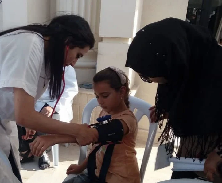 image about حين اعتصر السوار الأزرق ذراعي الصغيرة: تجربتي الأولى مع ارتفاع ضغط الدم في عمر السابعة