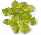 image about حجر الزبرجد: دليلك الشامل للتعرف على جوهرة اللون الأخضر