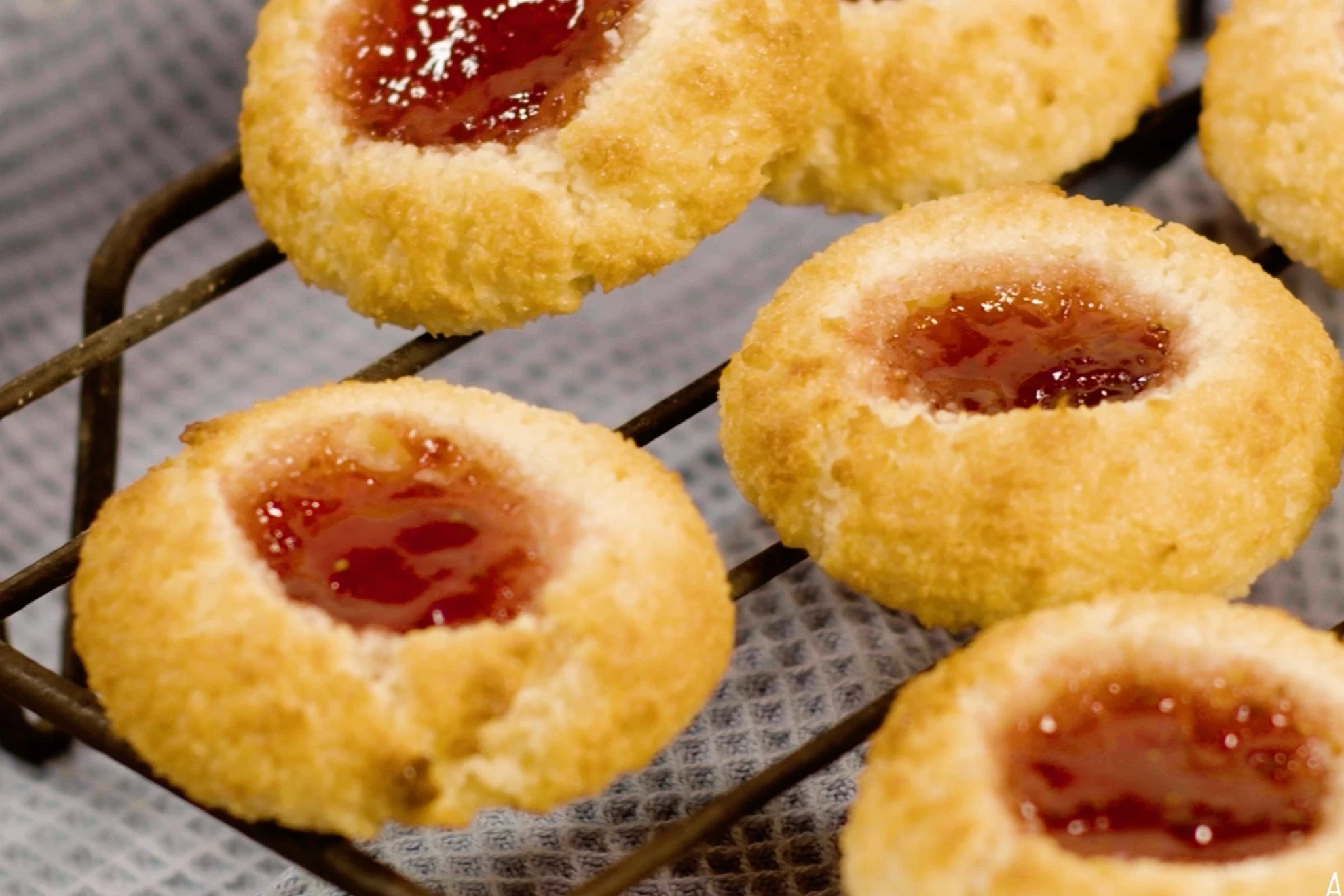 image about حلوى بالزيت تذوب في الفم مع جوز الهند والمربى