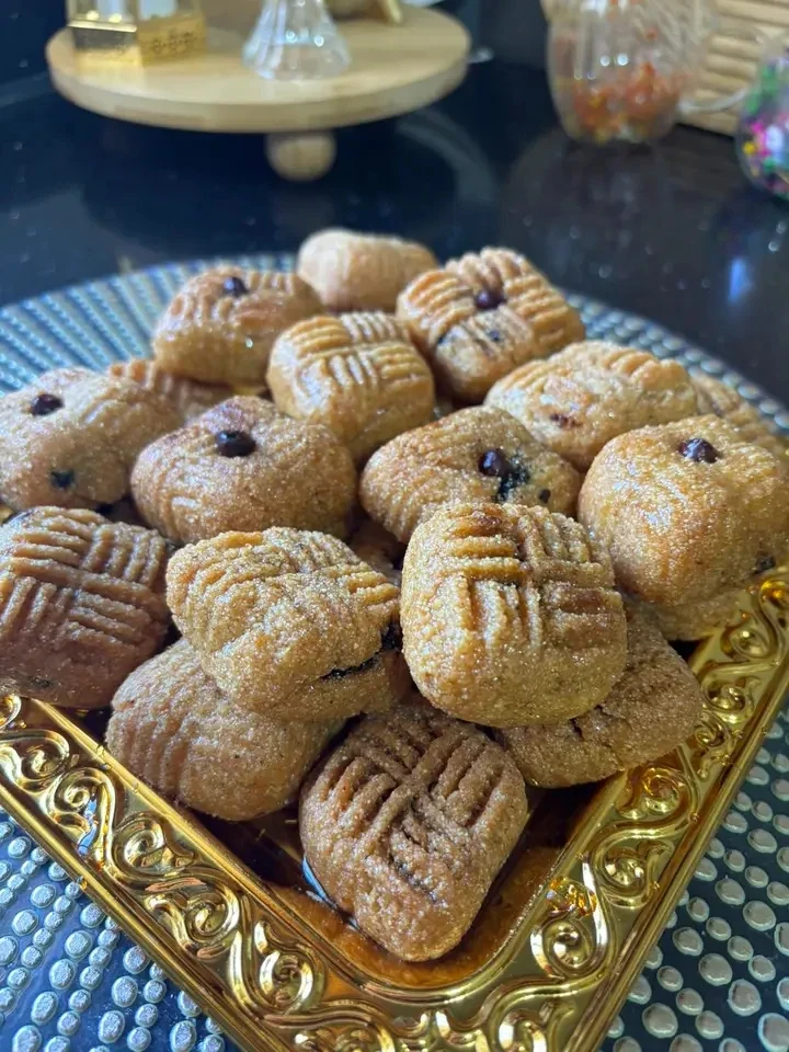 image about حلوى مقروط المقلة الذي يذوب في الفم ويقدم في المناسبات الأعياد مع الحليب