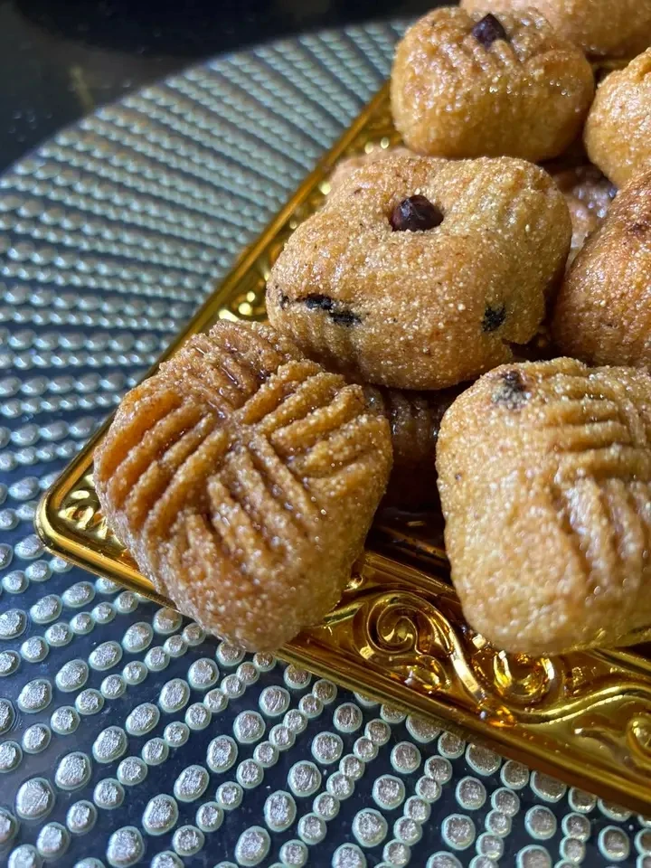 image about حلوى مقروط المقلة الذي يذوب في الفم ويقدم في المناسبات الأعياد مع الحليب
