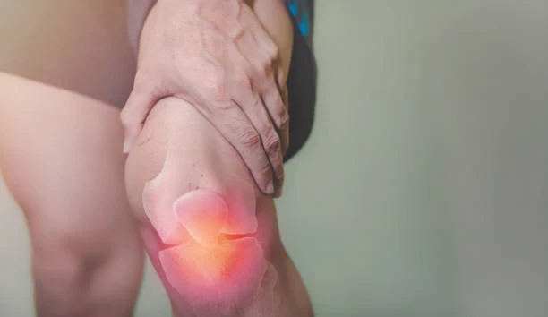 image about 🦵 هل تعاني من ألم الركبة؟ كل ما تحتاج معرفته عن خشونة الركبة