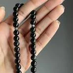 image about حجر الأوبسيديان: أسرار الزجاج البركاني الأسود وفوائده واستخداماته