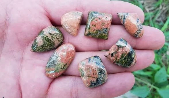 image about حجر الفلسبار: خصائصه، أنواعه، واستخداماته في عالم الأحجار الكريمة