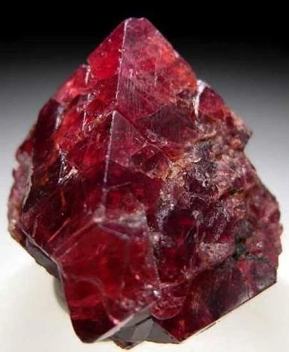 image about حجر Spinel: الجمال الخفي في عالم الأحجار الكريمة