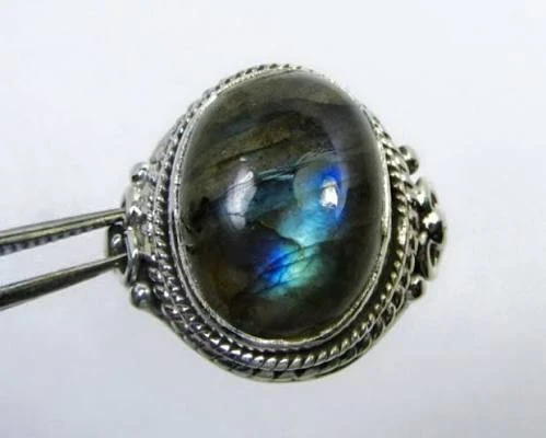 image about حجر اللابرادوريت: دليلك الشامل لواحد من أجمل الأحجار الكريمة