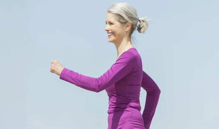 image about  المشي الرياضة التي تناسب كل الأعمار:   فوائد مذهلة لصحتك النفسية والجسدية لا تتوقعها   (دليل شامل 2026)