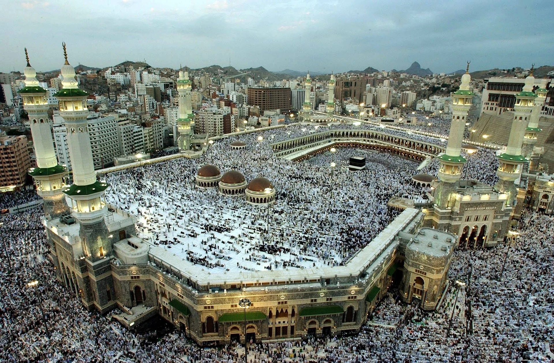 image about أثر الصلاة في تهذيب النفس وطمأنينة القلب: دليل الروح للسكينة