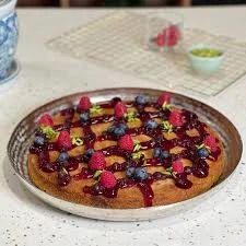 image about 🍓 كنافة بالقشطة والتوت | وصفة فاخرة بمذاق شرقي عصري 🧁✨