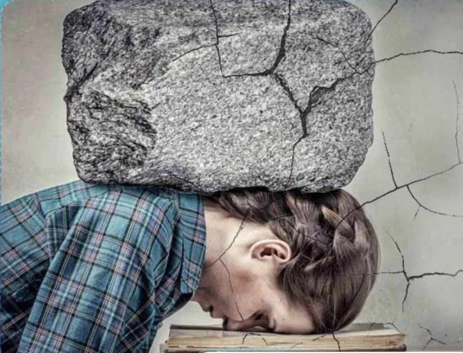 image about 🔥 5 علامات صامتة تخبرك أن صحتك النفسية في خطر دون أن تنتبه
