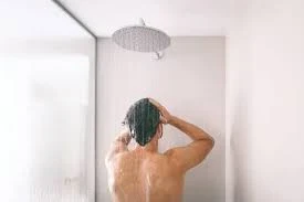 image about الاستحمام اليومي في الصيف… عادة صحية أم خطأ قد يضر بشرتك دون أن تشعر؟