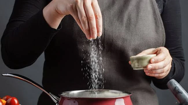 image about كيف يُدمر أسلوبك العشوائي في تمليح الطعام مزاجك وصحتك دون أن تدري؟