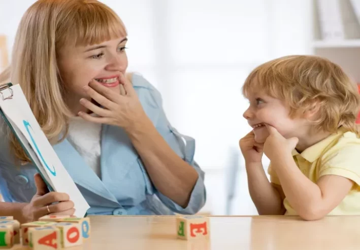 أهم الاضطرابات والعوامل التي تسبب حدوث تأخر أو اضطراب في اللغة