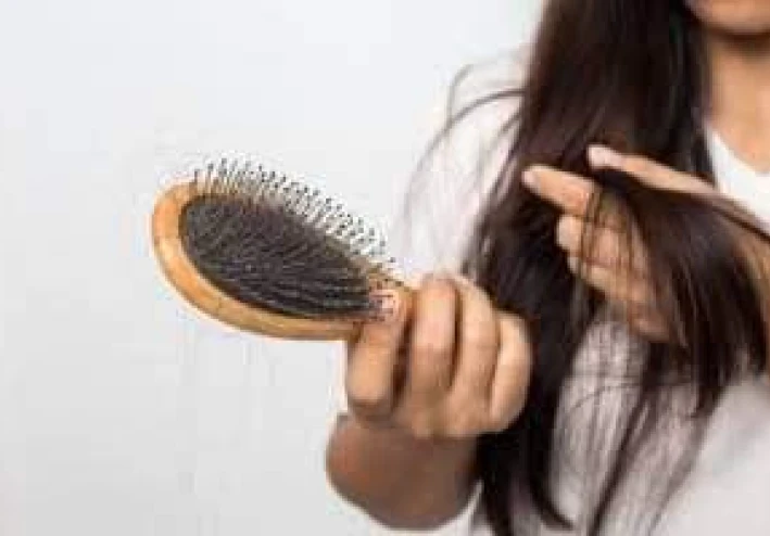 اسباب سقوط الشعر عند المرأة و طرق علاجه.
