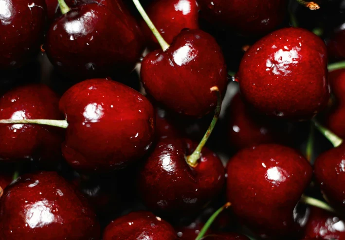 القوة الحمراء الصغيرة: استكشاف الفوائد الصحية للكرز (Cherry) كـ "سوبر فود" طبيعي