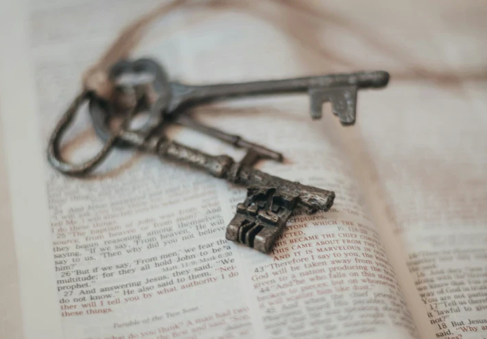 استراتيجيات تحديد الكلمات المفتاحية: الدليل المرجعي لتحسين ظهور المحتوى الرقمي