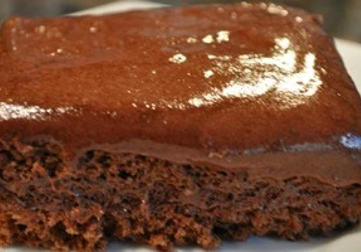 أسرع وأسهل كيكة شوكولاتة مع الصوص اللذيذ وهشة تذوب في الفم 