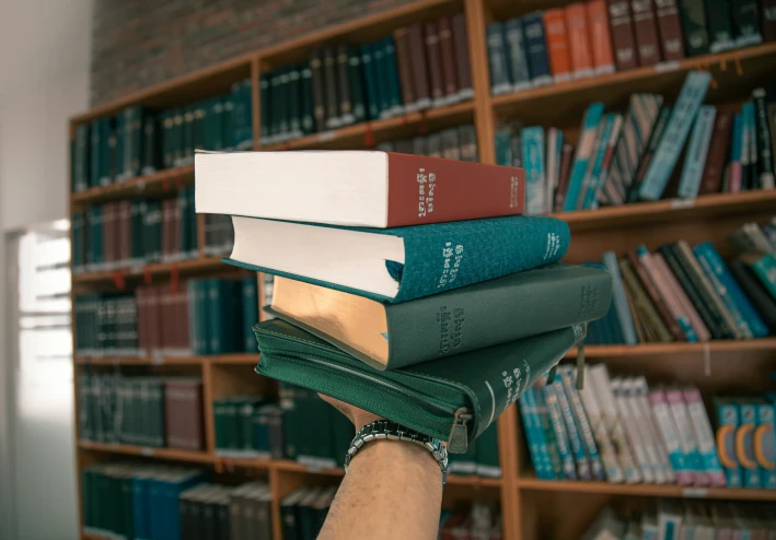 دليل الباحث الشامل: أفضل قواميس اللغة العربية وأكثرها دقة عبر العصور